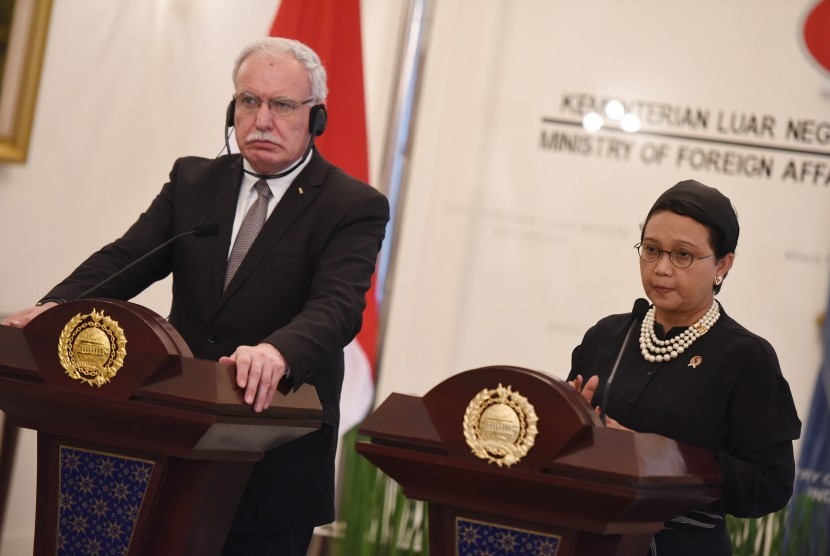 Menteri Luar Negeri Retno Marsudi (kanan) memberikan pernyataan didampingi Menteri Luar Negeri Palestina Riad Al Maliki usai melakukan pertemuan di Kementerian Luar Negeri, Jakarta, Senin (14/12).   (Antara/Hafidz Mubarak A.)