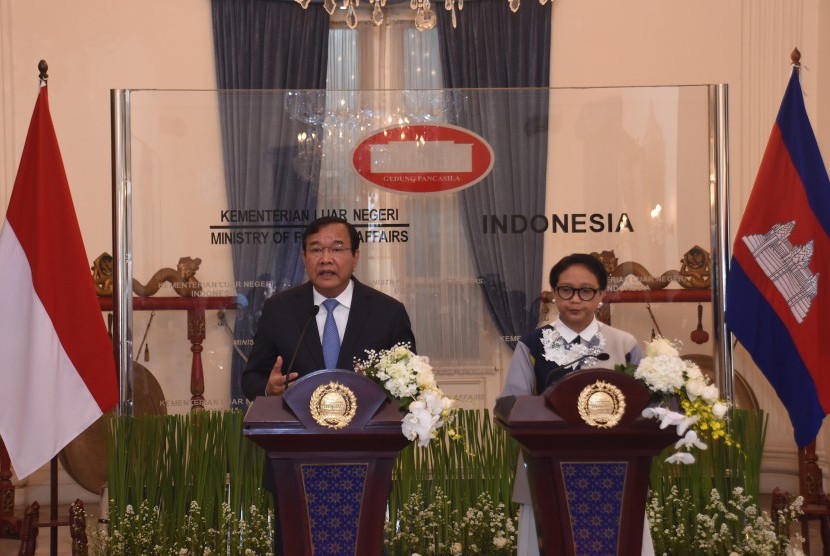 Menteri Luar Negeri Retno Marsudi (kanan) mendampingi Menteri Luar Negeri Kamboja Prak Sokhonn (kiri)