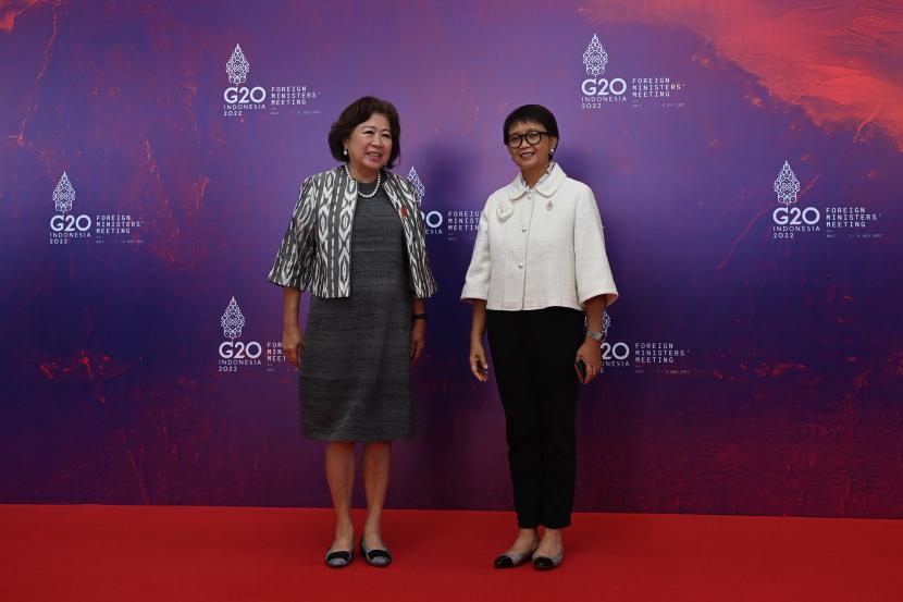 Menteri Luar Negeri Retno Marsudi (kanan) dan Direktur Kebijakan dan Kemitraan Pembangunan Bank Dunia Mari Elka Pangestu dalam Pertemuan Menteri Luar Negeri G20 di Nusa Dua, Bali. Ilustrasi.