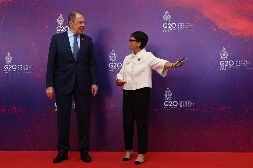 Menteri Luar Negeri Retno Marsudi (kanan) menyambut Menteri Luar Negeri Rusia Sergei Lavrov dalam pembukaan Pertemuan Menteri Luar Negeri G20 di Nusa Dua, Bali, Jumat (8/7/2022). 