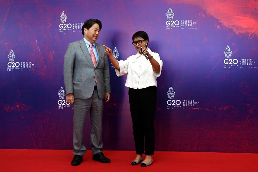 Menteri Luar Negeri Retno Marsudi (kanan) menyambut Menteri Luar Negeri Jepang Yoshimasa Hayashi dalam Pertemuan Menteri Luar Negeri G20 di Nusa Dua, Bali, Jumat (8/7/2022). 