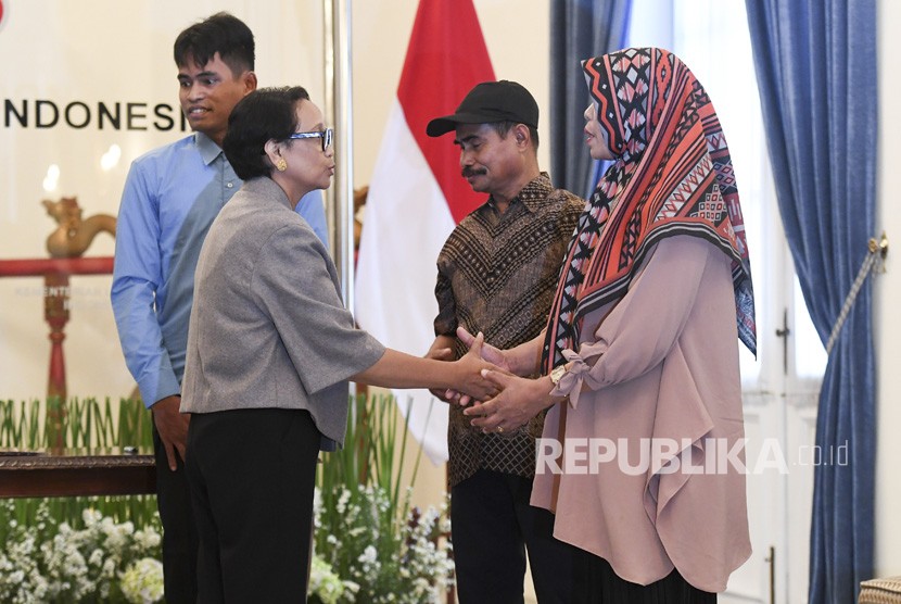 Menteri Luar Negeri Retno Marsudi (kedua kiri) disaksikan korban penyanderaan kelompok gerilyawan Filipina Abu Sayyaf, Muhammad Farhan (kiri) berjabat tangan dengan keluarga korban saat serah terima korban sandera ke keluarga di Kementerian Luar Negeri, Jakarta, Kamis (23/1/2020). 
