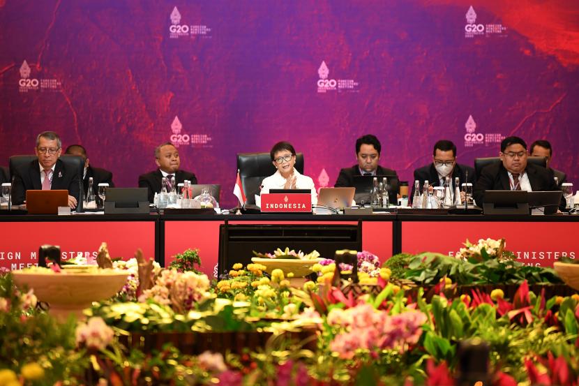 Menteri Luar Negeri Retno Marsudi (ketiga kiri) menyampaikan pidato dalam pembukaan Pertemuan Menteri Luar Negeri G20 di Nusa Dua, Bali, Jumat (8/7/2022). 