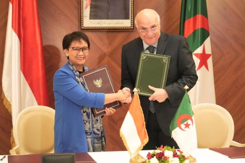 Menteri Luar Negeri Retno Marsudi (kiri) berjabat tangan dengan Menlu Aljazair Ahmed Attaf (kanan) usai menandatangani beberapa dokumen kerja sama di Aljazair, Rabu (20/12/2023). 