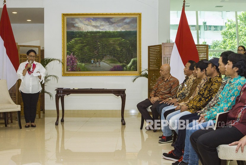 Foreign Affairs Minister Retno Marsudi (left) hands over six Indonesian seafarers held hostaged by arms group in Benghazi, Libya, to their families at the Minister of Foreign Affairs office, Jakarta, Monday (April 2).