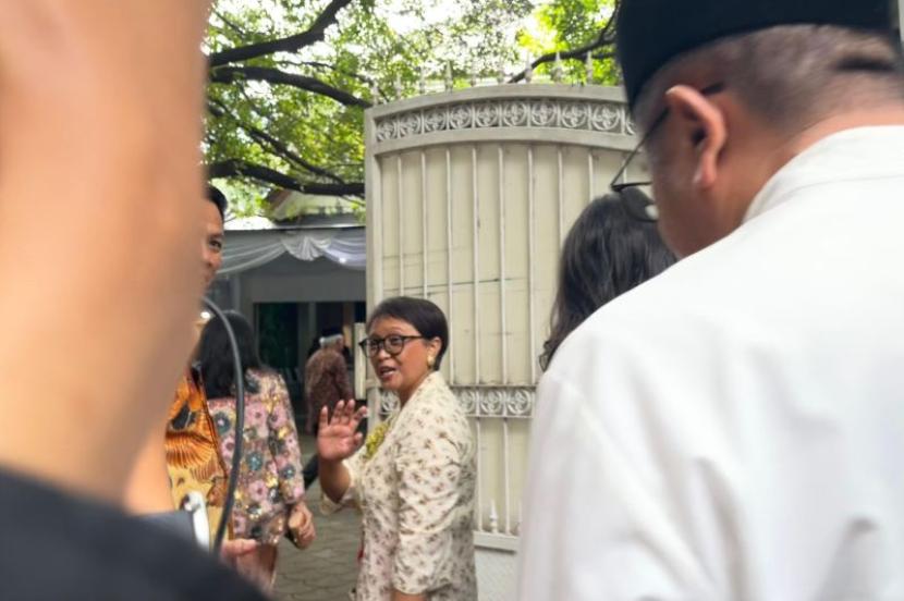 Menteri Luar Negeri Retno Marsudi melambaikan tangan kepada awak media saat memasuki kediaman Megawati Soekarnoputri di kawasan Menteng, Jakarta, Rabu (10/4/2024). 