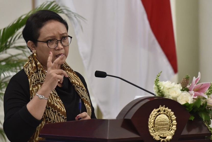 Menteri Luar Negeri Retno Marsudi memaparkan pencapaian tiga tahun politik luar negeri Kabinet Kerja di Gedung Pancasila, Kementerian Luar Negeri, Jakarta, Kamis (26/10). 