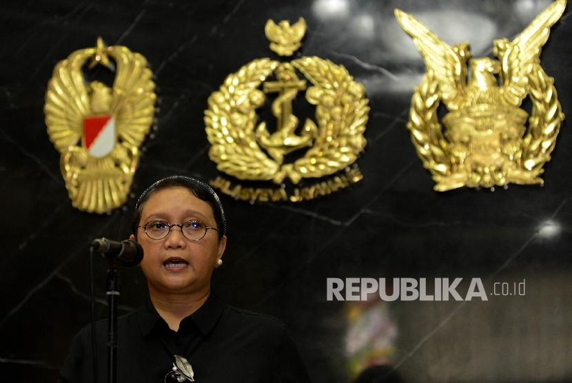 Menteri Luar Negeri Retno Marsudi memberikan keterangan pers terkait pembebasan tiga sandera kelompok Abu Sayyaf dan kasus calon jemaah haji via filipina di Kantor Panglima TNI, Jakarta Pusat, Ahad (2/10).