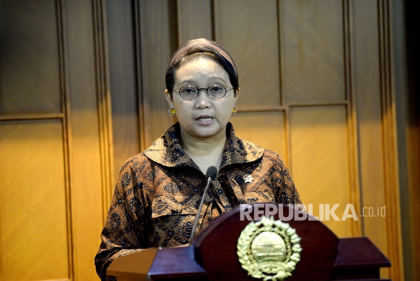 Menteri Luar Negeri Retno Marsudi memberikan paparan saat konferensi pers terkait penyanderaan WNI di wilayah Filipina, Jakarta, Jumat (24/6). (Republika/ Wihdan)