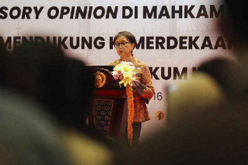 Menteri Luar Negeri Retno Marsudi memberikan pidato membuka sesi diskusi bertajuk Advisory Opinion at the International Court of Justice: Upaya Mendukung Kemerdekaan Palestina Melalui Penegakan Hukum Internasional, di Jakarta, 16 Januari 2024.