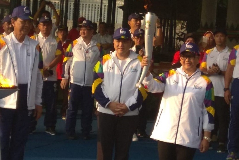 Menteri Luar Negeri Retno Marsudi menjadi pelari pertama yang membawa obor Asian Games dalam Torch Relay Asian Games 2018