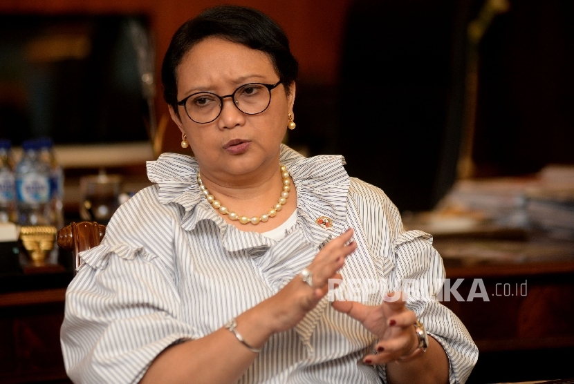 Menteri Luar Negeri Retno Marsudi menjawab pertanyaan saat di wawancarai oleh Republika di Kantor Kementerian Luar Negeri, Jakarta, Selasa (25/7).