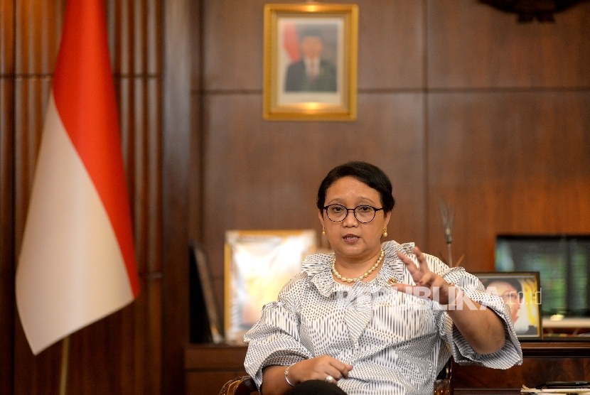Menteri Luar Negeri Retno Marsudi menjawab pertanyaan saat di wawancarai oleh Republika di Kantor Kementerian Luar Negeri, Jakarta, Selasa (25/7).