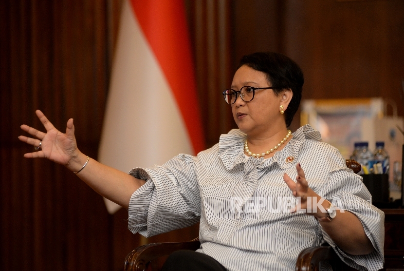 Menteri Luar Negeri Retno Marsudi menjawab pertanyaan saat di wawancarai oleh Republika di Kantor Kementerian Luar Negeri, Jakarta, Selasa (25/7)