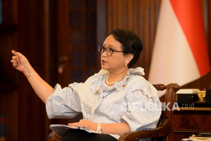 Menteri Luar Negeri Retno Marsudi menjawab pertanyaan saat di wawancarai oleh Republika di Kantor Kementerian Luar Negeri, Jakarta, Selasa (25/7).