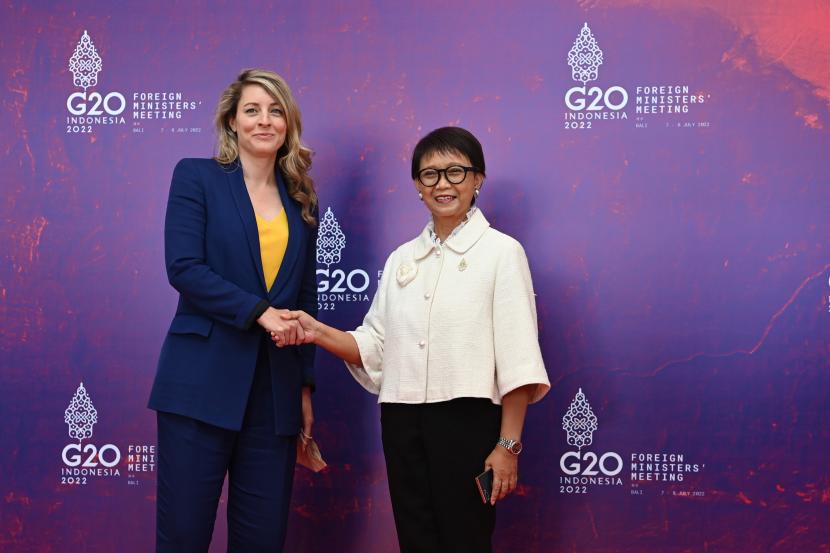 Menteri Luar Negeri Retno Marsudi berjabat tangan dengan Menteri Luar Negeri Kanada Melanie Joly. Menlu Joly menyoroti kian memburuknya situasi di Myanmar.