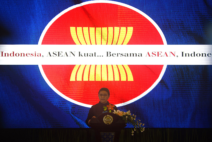 Menteri Luar Negeri Retno Marsudi menyampaikan pernyataan pers tahunan di Kementerian Luar Negeri, Jakarta, Kamis (7/1).