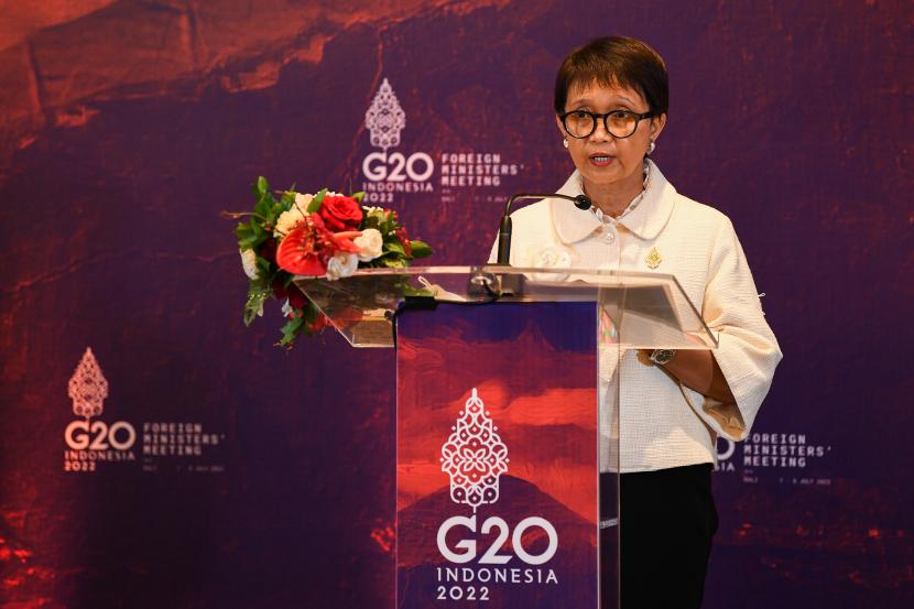 Menteri Luar Negeri Retno Marsudi menyampaikan pernyataan pers usai Pertemuan Menteri Luar Negeri G20 di Nusa Dua, Bali, Jumat (8/7/2022). 