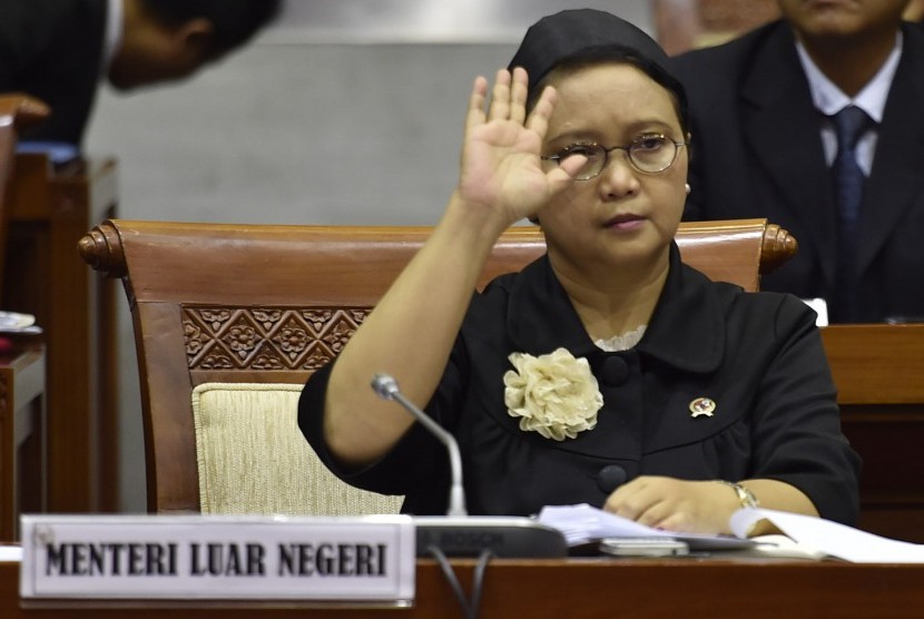 Menteri Luar Negeri Retno Marsudi menyapa anggota Komisi I sebelum rapat kerja di Komplek Parlemen, Senayan, Jakarta, Senin (13/6). 