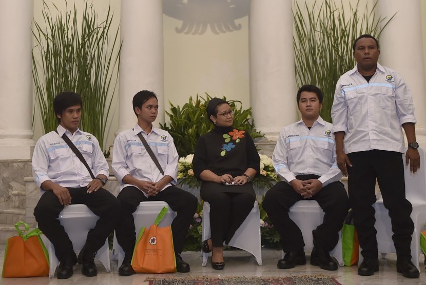 Menteri Luar Negeri Retno Marsudi (tengah) bersama empat anak buah kapal (ABK) berkewarganegaraan Indonesia Samsir (kiri), Dede Irfan (kedua kiri), M Arianto Misnan (kedua kanan), dan Loren Marinus Petrus Rumawi (kanan) saat serah terima di Gedung Pancasil