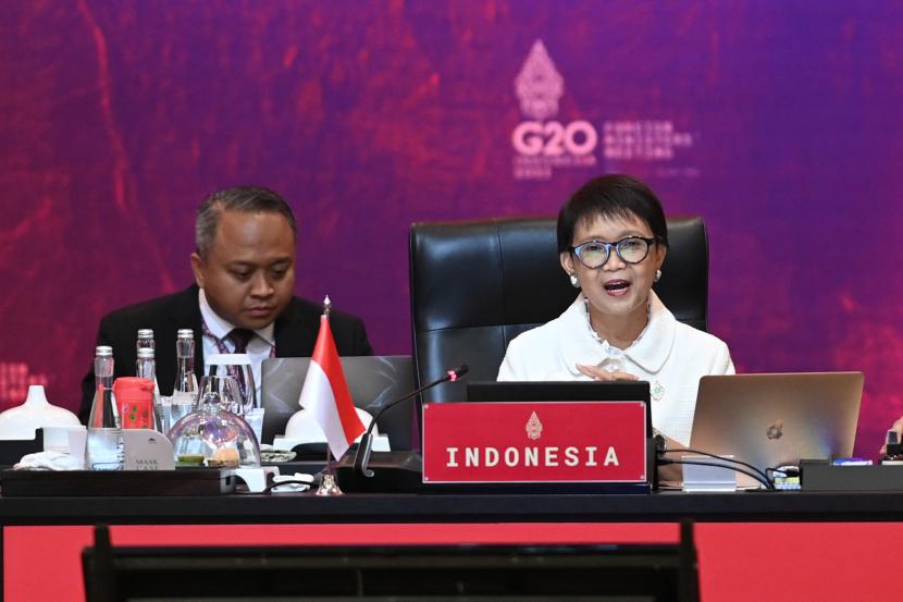 Menteri Luar Negeri Retno Marsudi (tengah) menyampaikan pidato dalam pembukaan Pertemuan Menteri Luar Negeri G20 di Nusa Dua, Bali, Jumat (8/7/2022). 