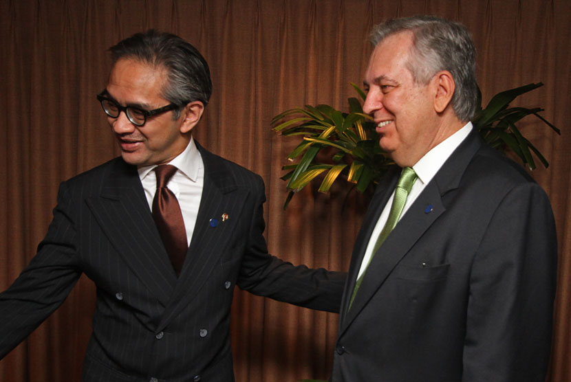  Menteri Luar Negeri RI Marty Natalegawa (kiri) menyambut kedatangan Menlu Brasil Luis Alberto Figueiredo (kanan)  disela-sela Konferensi Tingkat Menteri (KTM) WTO, Nusa Dua, Bali, Selasa (3/12)