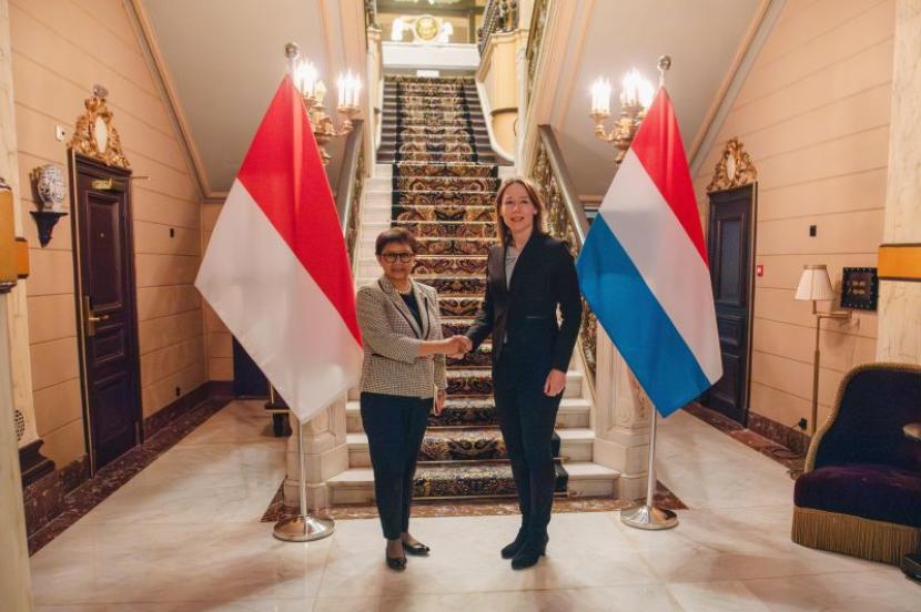 Menteri Luar Negeri RI Retno Marsudi (kiri) berjabat tangan dengan Menlu Belanda Hanke Bruins Slot (kanan) di Den Haag, Rabu (31/1/2024).