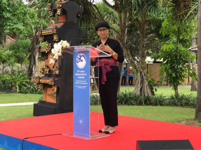 Menteri Luar Negeri RI Retno Marsudi memberikan keterangan pers usai membuka Bali Democracy Forum ke-13, Nusa Dua, Bali, Kamis (10/12).