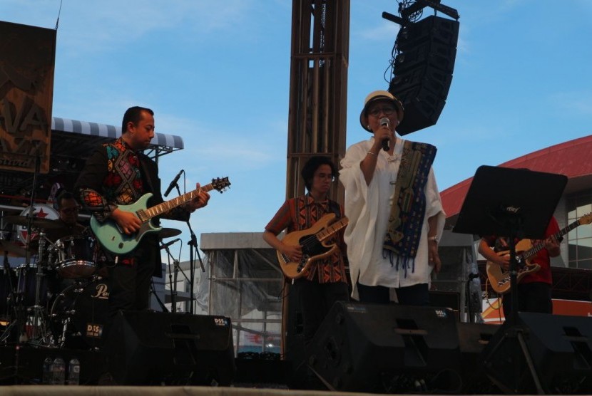 Menteri Luar Negeri RI Retno Marsudi tampil bersama band The Diplomats di hari terakhir Java Jazz Festival, Ahad (4/3).