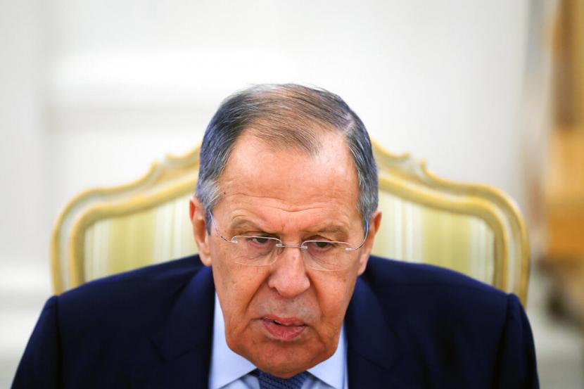Menteri Luar Negeri Rusia Sergei Lavrov mengatakan pasukan Rusia akan merespon pengiriman senjata jarak jauh Barat ke Ukraina. Caranya dengan mendorong pasukan Ukraina menjauh dari perbatasannya untuk menciptakan zona pertahanan.