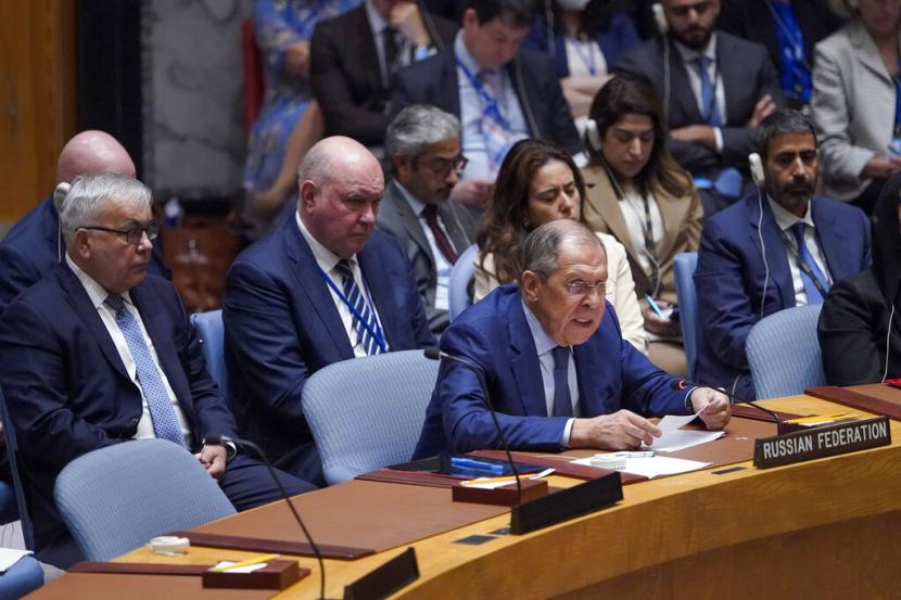 Menteri Luar Negeri Rusia Sergey Lavrov berbicara selama pertemuan tingkat tinggi Dewan Keamanan mengenai situasi di Ukraina, Kamis, 22 September 2022, di markas besar PBB.