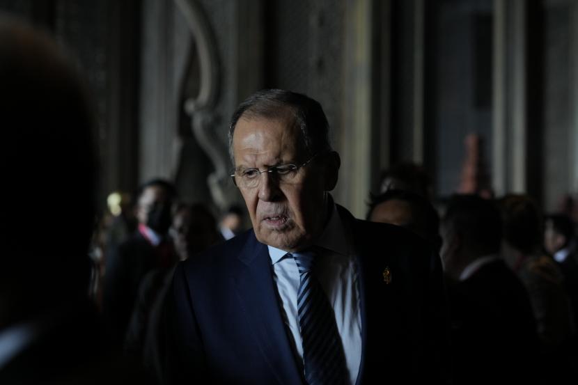 Menteri Luar Negeri Rusia Sergey Lavrov mengatakan, Organisasi Pertahanan Atlantik Utara (NATO) akan segera memasuki kawasan Asia-Pasifik. Setelah itu, NATO akan mengklaim garis pertahanan blok tersebut di Laut China Selatan yang dipersengketakan.