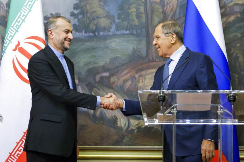 Menteri Luar Negeri Rusia Sergey Lavrov, kanan, dan Menteri Luar Negeri Iran Hossein Amir-Abdollahian berjabat tangan setelah konferensi pers bersama setelah pembicaraan mereka di Moskow, Rusia, Rabu, 31 Agustus 2022.