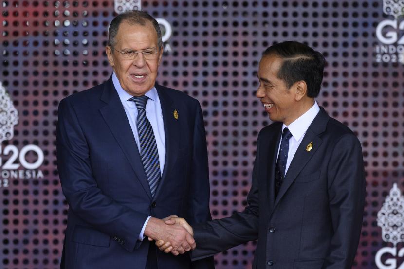 Menteri Luar Negeri Rusia Sergey Lavrov (kiri) disambut oleh Presiden Joko Widodo di awal KTT G20 Selasa, 15 November 2022, di Nusa Dua, Bali, Bali, Indonesia.