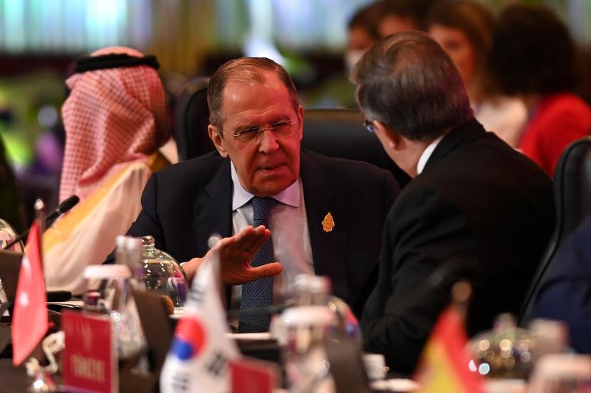 Menteri Luar Negeri Rusia Sergey Lavrov menghadiri Pertemuan Menteri Luar Negeri G20 di Nusa Dua, Bali, Jumat (8/7/2022). Pemerintah Inggris mengatakan, Rusia tak memiliki hak moral untuk duduk di negara anggota G20.
