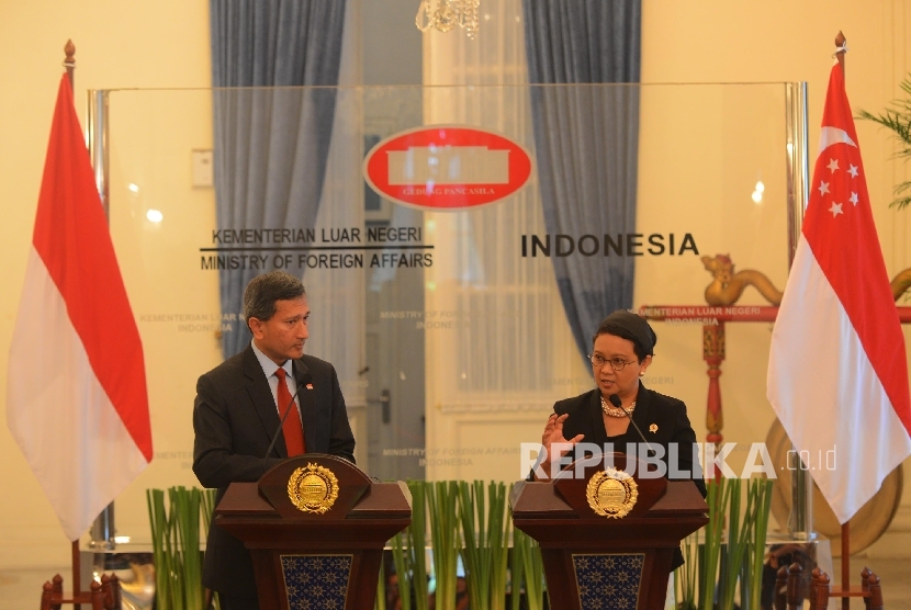 Menteri Luar Negeri Singapura Vivian Balakrishnan (kiri) bersama Menteri Luar Negeri Indonesia Retno Marsudi (kanan) menyampaikan hasil pertemuan di Gedung Kementerian Luar Negeri, Jakarta, Selasa (12/1).  (Republika/Raisan Al Farisi)