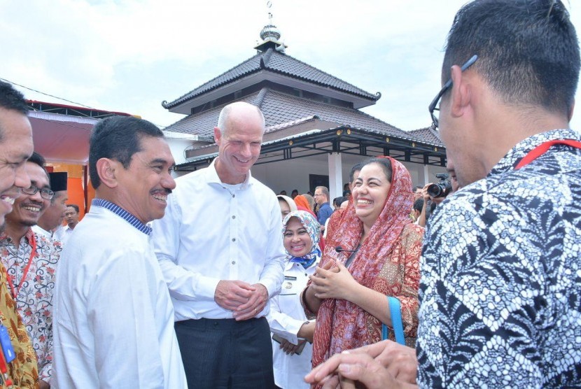  Menteri Luar Negeri Stephanus Abraham Blok mengunjungi Yayasan Lingkar Perdamaian bentukan kakak beradik mantan teroris, Ali Imron dan Ali Fauzi di Desa Tenggulung, Kecamatan Solokuro, Kabupaten Lamongan, Rabu (4/7). 