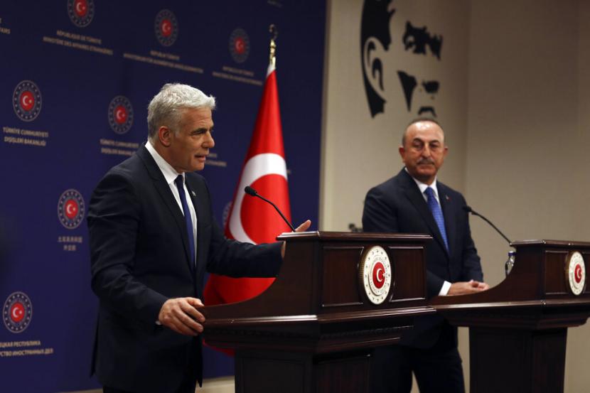 Menteri Luar Negeri Turki Mevlut Cavusoglu, kanan, dan Menteri Luar Negeri Israel Yair Lapid berbicara kepada media setelah pembicaraan mereka, di Ankara, Turki, Kamis, 23 Juni 2022.