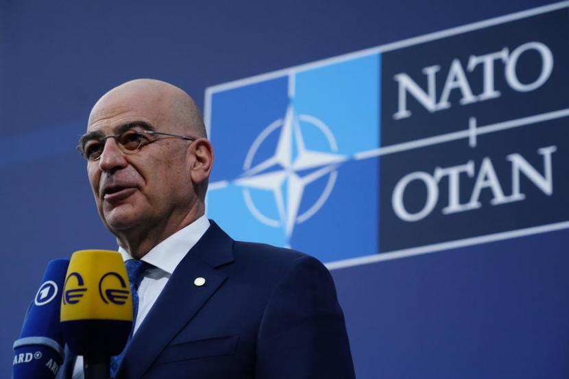 Menteri Luar Negeri Yunani Nikos Dendias tiba di Berlin, Jerman, untuk menghadiri menghadiri pertemuan informal para menteri NATO pada 14 hingga 15 Mei 2022.  Dendias menyebut, Yunani siap menyambut Finlandia dan Swedia di NATO.