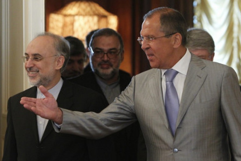 Menteri Luar Negri Rusia, Sergei Lavrov (kanan berjas abu-abu) bersama Menteri Luar Negeri Iran, Ali Akbar Salehi