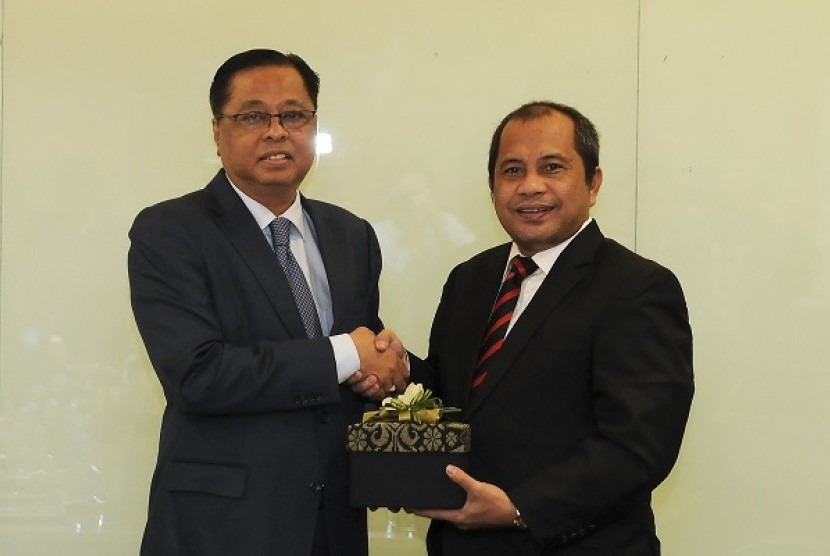  Menteri Marwan menerima cinderamata dari Menteri Kemajuan Luar Bandar Dan Wilayah Malaysia (KLBWM), Datuk Seri Ismail Sabri Yaakob.