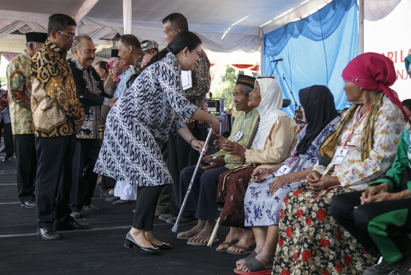 Menteri Menko PMK Puan Maharani (tengah) didampingi Menteri Sosial Idrus Marham (kiri) secara simbolis memberikan bantuan kepada lansia di Markas Komando Paskhas TNI AU, Sleman, DI Yogyakarta, Kamis (5/7). 