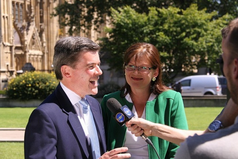 Menteri olahraga Inggris, Hugh Robertson (kiri) dan Menteri Olahraga Australia, Kate Lundy (kanan).