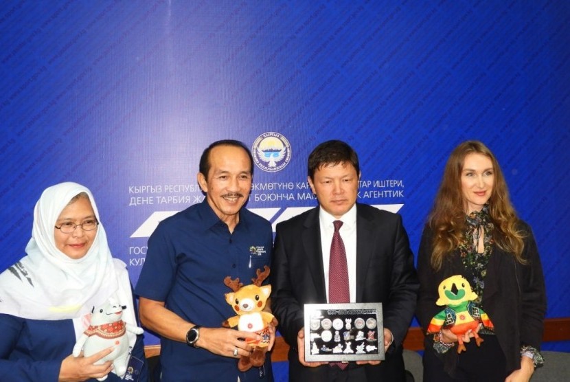 Menteri Olahraga Kirgistan, Kanat Amankulov (kedua kanan), Sekjen Inasgoc, Eris Herryanto (kedua kiri), perwakilan OCA, Elena Chakarova (kanan) dan Ratna Irsana, wakil kordinator media and public relations Inasgoc.