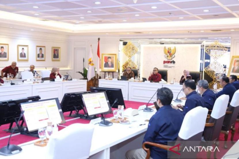Menteri PANRB Abdullah Azwar Anas melakukan rapat dengan Menteri Kominfo Budi Arie Setiadi di Kantor Kementerian PANRB, Jakarta, Rabu (3/1/2024)