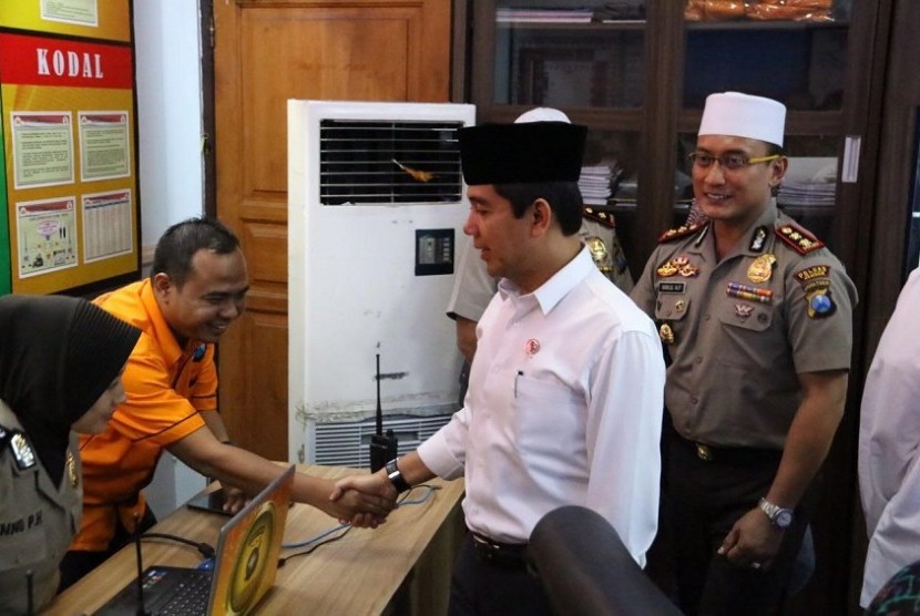 Menteri PANRB Yuddy Chrisnandi didampingi Kapolres Jember AKBP Sabilul Alif saat menyaksikan peragaan WAR Center Polres Jember, Jumat (24/6) petang