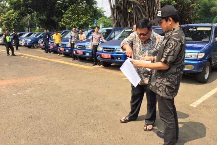 Menteri PANRB, Yuddy Chrisnandi didampingi Sesmen PANRB Dwi Wahyu Atmadji melakukan inspeksi kendaraan dinas dilingkungan instansi pemerintahan, Sabtu (2/6).