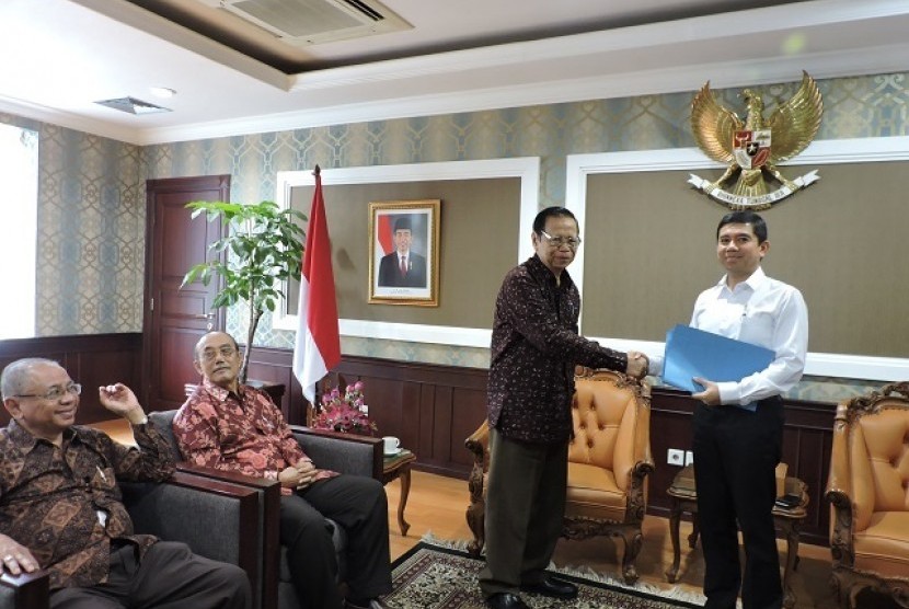 Menteri PANRB Yuddy Chrisnandi menerima dokumen pendukung permasalahan Universitas Trisakti dari Ketua Senat Usakti HA Prayitno pada saat audiensi di Kemenpanrb disaksikan oleh para Wakil Rektor dan Dekan Universitas Trisakti di Jakarta, Rabu (13/7).  