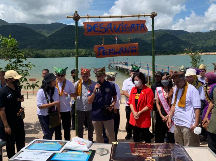 Menteri Parekraf Sandiaga Salahudin Uno mengunjungi desa wisata Perlang, Kecamatan Lubuk Besar, Kabupaten Tengah, Provinsi Kepulauan Bangka Belitung. Desa ini masuk dalam 50 besar desa wisata terbaik.