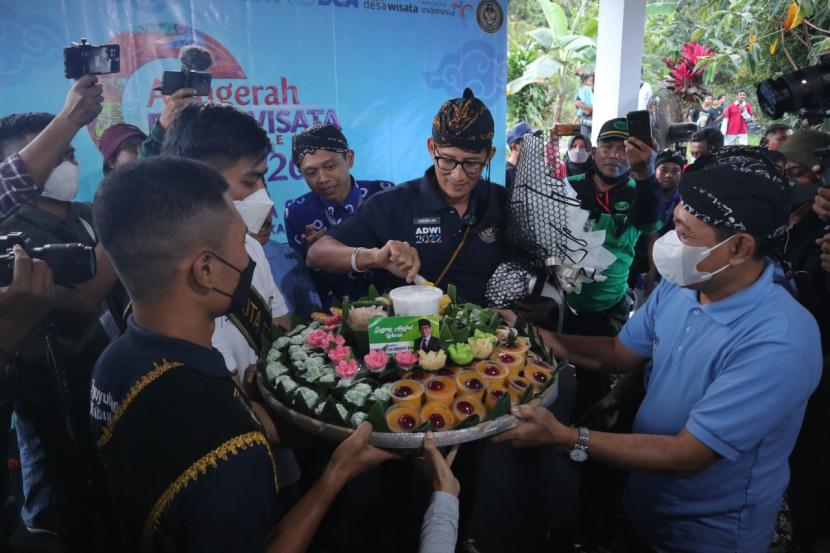 Menteri Parekraf/Baparekraf Sandiaga Salahuddin Uno saat mengunjungi desa wisata Semen, Kabupaten Blitar, Jatim.